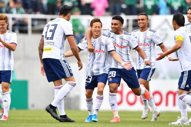 右サイドでボールを受けた仲川 輝人が、ドリブルで中に切れ込みながら持ち上がりシュートを放つ！これがゴール左下に決まり、横浜FMが開始2分で先制点をゲット！【明治安田Ｊ１ 第32節 松本vs横浜FM】