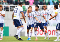 右サイドでボールを受けた仲川 輝人が、ドリブルで中に切れ込みながら持ち上がりシュートを放つ！これがゴール左下に決まり、横浜FMが開始2分で先制点をゲット！【明治安田Ｊ１ 第32節 松本vs横浜FM】