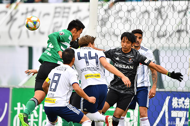 CKからチャンスを作った松本。セカンドボールに反応した阪野 豊史が頭で押し込むも、寸前でDFにクリアされてしまう【明治安田Ｊ１ 第32節 松本vs横浜FM】