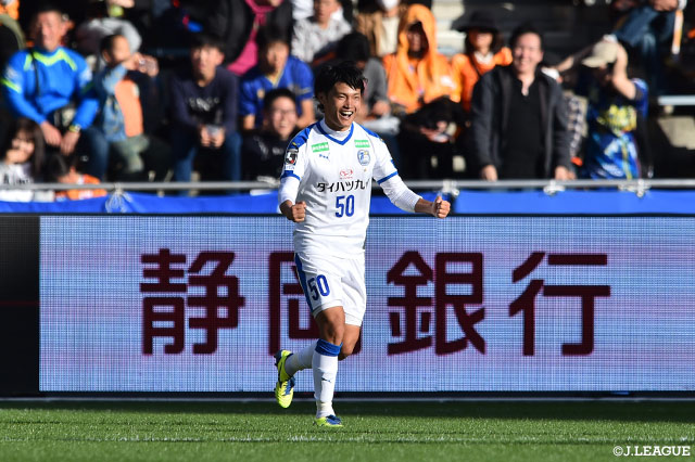 オナイウの絶妙な落としに反応した三平がゴール前へ斜めのパスを送ると、ペナルティエリア左から走り込んできた田中 達也が押し込み大分が前半終了間際にリードを奪う【明治安田Ｊ１ 第32節 清水vs大分】