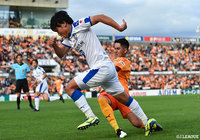 タッチライン際で激しい攻防をみせる田中 達也（大分）とエウシーニョ（清水）【明治安田Ｊ１ 第32節 清水vs大分】