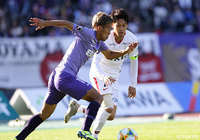 サイドで激しい攻防を繰り広げた柏 好文（広島）と内田 篤人（鹿島）【明治安田Ｊ１ 第32節 広島vs鹿島】