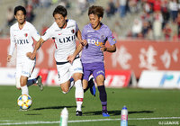 中盤で激しいマッチアップをみせる森島 司(広島)と永木 亮太(鹿島)【明治安田J1 第32節 広島vs鹿島】