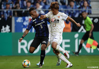 アデミウソン（Ｇ大阪）に激しい守備で対応する平岡 康裕（仙台）【明治安田Ｊ１ 第32節 Ｇ大阪vs仙台】