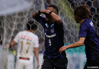 宇佐美のDFの頭上を越える縦パスに走り込んだアデミウソンが、冷静にループシュートを放つ!これが決まりG大阪がリードを2点に広げる【明治安田J1 第32節 G大阪vs仙台】