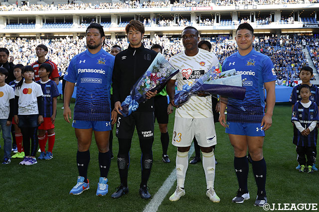 ラグビートップリーグ「パナソニックワイルドナイツ」に所属する堀江 翔太選手と坂手 淳史選手が両キャプテンへそれぞれ花束を贈呈！【明治安田Ｊ１ 第32節 Ｇ大阪vs仙台】