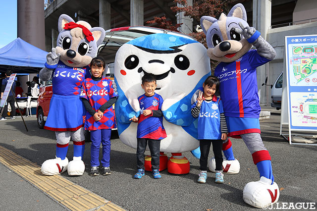ヴァンくんとフォーレちゃん、ジンベーニョとちびっ子サポーターたちが記念にパシャリ！【明治安田Ｊ２ 第42節 甲府vs琉球】