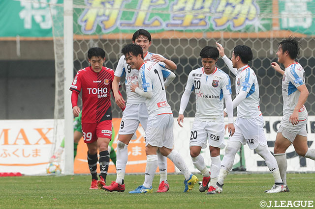 後半34分、スローインのクリアボールを拾った中村 太一（八戸/#7）がこの日2点目となるゴールを決めて逆転に成功！【明治安田Ｊ３ 第32節 福島vs八戸】