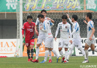 後半34分、スローインのクリアボールを拾った中村 太一(八戸/#7)がこの日2点目となるゴールを決めて逆転に成功!【明治安田J3 第32節 福島vs八戸】