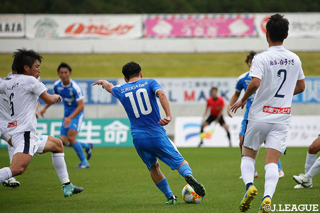 後半29分、染矢 一樹（沼津）が巧みなステップでシュートコースを作ると、PA左から右足を一閃！シュートは相手に当たるもゴールネットを揺らし、逆転弾を獲得！【明治安田Ｊ３ 第32節 沼津vs鳥取】