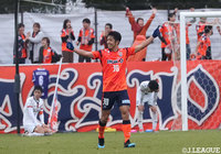 後半AT、味方のシュートがポストに弾かれたところを吉村が押し込んで逆転!ピッチ中央の浦上 仁騎(長野)が喜びを爆発させる!【明治安田J3 第32節 岩手vs長野】
