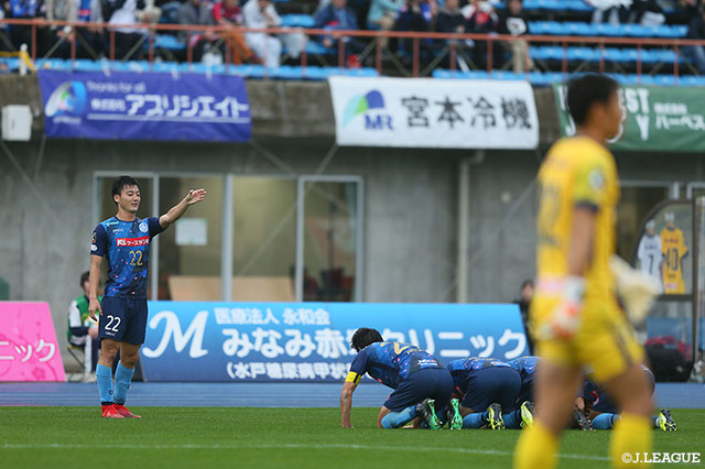 FKから混戦が生まれると、こぼれ球に詰めた瀧澤 修平が左足で蹴り込み、水戸が前半終了間際に先制点を奪う【明治安田Ｊ２ 第42節 水戸vs岡山】