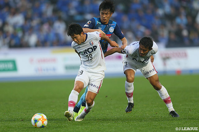 2人がかりの厳しいマークを受ける小川 航基（水戸）【明治安田Ｊ２ 第42節 水戸vs岡山】