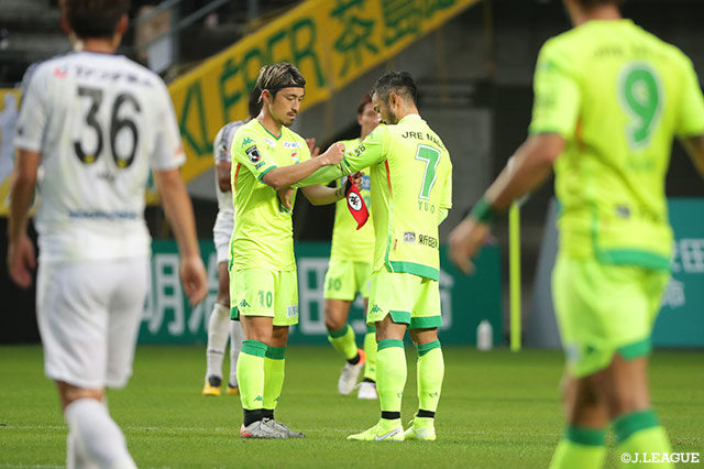 68分から出場した佐藤 勇人（千葉）が船山 貴之からキャプテンマークを引き継ぐ【明治安田Ｊ２ 第42節 千葉vs栃木】