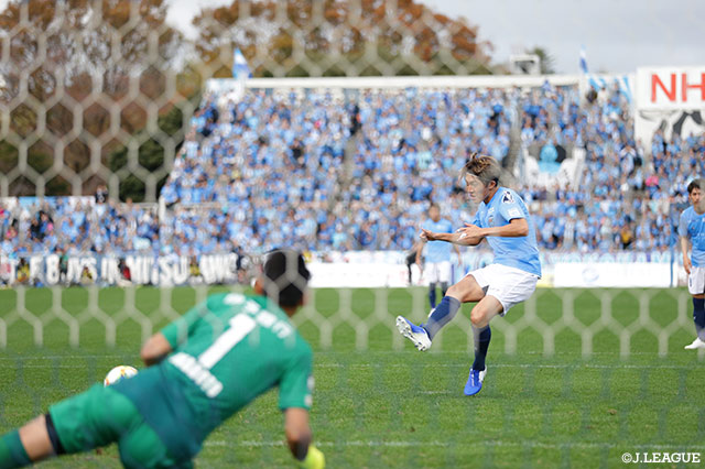 皆川 佑介が自ら獲得したPKを冷静に流し込み、横浜FCが昇格へ貴重な先制点を挙げる【明治安田Ｊ２ 第42節 横浜FCvs愛媛】