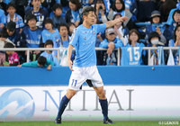 87分に三浦 知良(横浜FC)がピッチ入ると、スタジアムのボルテージは最高潮に!【明治安田J2 第42節 横浜FCvs愛媛】