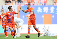 渡邉 新太からのパスを受けたレオナルド（新潟）が豪快に右足を振り抜き、今季28ゴール目を獲得【明治安田Ｊ２ 第42節 新潟vs長崎】