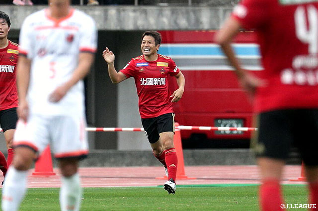 金沢が見事な連携からチャンスを作ると、最後は清原 翔平が左足で流し込み同点に追いつく！【明治安田Ｊ２ 第42節 金沢vs大宮】