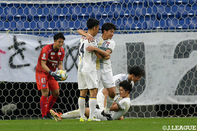 姫野のヒールパスを飯野 七聖が蹴り込んで群馬が待望の先制点をもぎ取る！【明治安田Ｊ３ 第32節 G大23vs群馬】