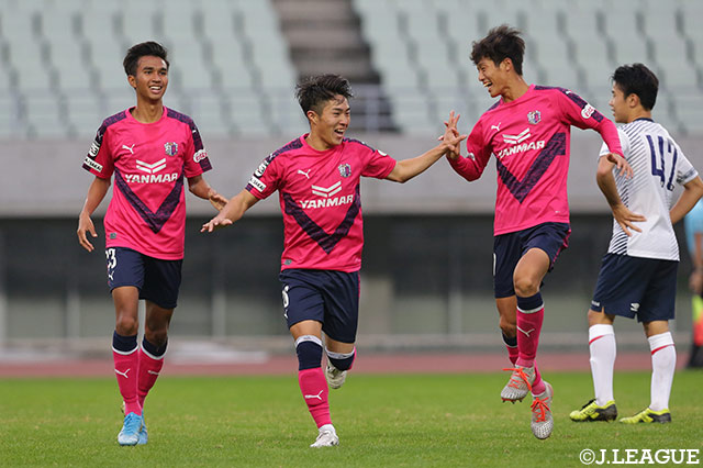 こぼれ球を拾った斧澤 隼輝がドリブルで持ち運んでシュート！これが決まり、ホームのＣ大23が先手を奪う！【明治安田Ｊ３ 第32節 C大23vsF東23】