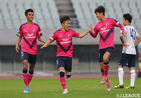 こぼれ球を拾った斧澤 隼輝がドリブルで持ち運んでシュート!これが決まり、ホームのC大23が先手を奪う!【明治安田J3 第32節 C大23vsF東23】