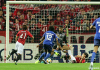 興梠がドリブルで持ち上がり低いクロスを送ると、長澤がワンタッチで後方に落とす。これに反応した関根 貴大(浦和)がダイレクトでシュートを放つもDFのブロックに遭い、決定機を生かせない【ACL 決勝 第2戦 浦和vsアルヒラル】