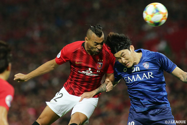 長澤が右サイドからクロスを送ると、ファブリシオ（浦和）がドンピシャで合わせるもGKの正面に飛びゴールならず【ACL 決勝 第2戦 浦和vsアルヒラル】