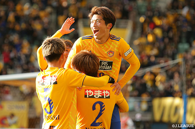 鮮やかな先制ゴールに喜びを爆発させる道渕 諒平（仙台）【明治安田Ｊ１ 第33節 仙台vs大分】