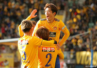 鮮やかな先制ゴールに喜びを爆発させる道渕 諒平（仙台）【明治安田Ｊ１ 第33節 仙台vs大分】