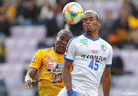 激しい競り合いをみせるシマオ マテ(仙台)とオナイウ 阿道(大分)【明治安田J1 第33節 仙台vs大分】