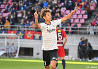 山口からのヒールパスに反応した藤本が中央へグラウンダーのクロスを送ると、走り込んだ郷家 友太が落ち着いて流し込み、神戸が追加点を奪う【明治安田J1 第33節 鹿島vs神戸】