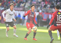 FKから混戦が生まれるとこぼれ球を回収した土居 聖真が巧みなボールコントロールから左足を振き、鹿島が1点を返す【明治安田J1 第33節 鹿島vs神戸】