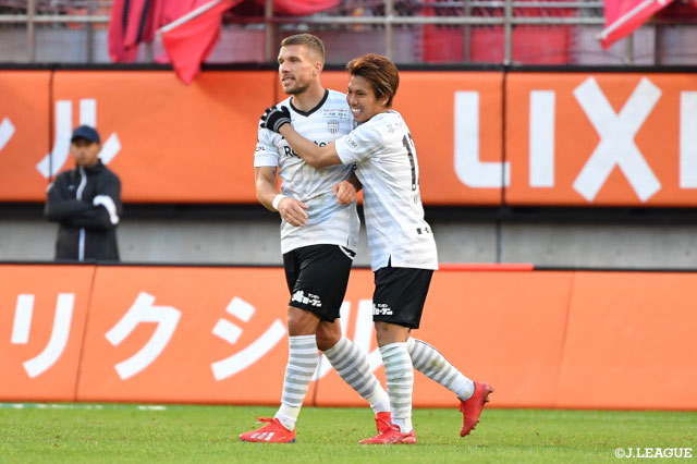 ルーカス ポドルスキが持ち上がり絶妙なスルーパスを送ると、走り込んだ小川 慶治朗が冷静に流し込み、神戸が再び点差を2点に広げる【明治安田Ｊ１ 第33節 鹿島vs神戸】