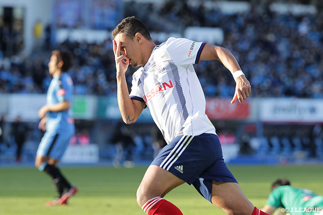 松原が絶妙なスルーパスを送ると、完全に抜け出したエリキがGKとの1対1を冷静に制しリードを2点に広げる【明治安田Ｊ１ 第33節 川崎Ｆvs横浜FM】