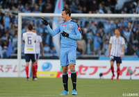 長谷川が山なりのクロスを送ると、レアンドロ ダミアンが打点の高いヘディングで合わせ川崎Ｆが1点を返す【明治安田Ｊ１ 第33節 川崎Ｆvs横浜FM】