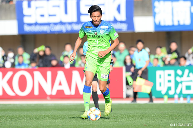 開始早々、この日先発起用された指宿 洋史がファーストシュートを放ち湘南に勢いをもたらす【明治安田Ｊ１ 第33節 湘南vs広島】