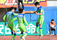 金子とのワンツーで抜け出した山田 直輝(湘南)が速いクロスを送ると、荒木 隼人(広島)のクリアボールがゴールに入ってしまい、湘南がラッキーな形で先制点を奪う【明治安田J1 第33節 湘南vs広島】 フ