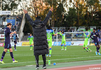 試合終了のホイッスルが鳴り響くと、湘南の監督・選手たちが喜びを爆発させる【明治安田Ｊ１ 第33節 湘南vs広島】