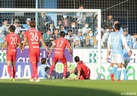 CKからのクロスに、丸山が頭で合わせる！シュートはGKに防がれるもこぼれ球を長谷川 アーリアジャスールが押し込み、名古屋が同点に追いつく【明治安田Ｊ１ 第33節 磐田vs名古屋】