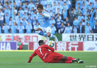 ジョー(名古屋)のスライディングを鮮やかに交わす宮崎 智彦(磐田)【明治安田J1 第33節 磐田vs名古屋】