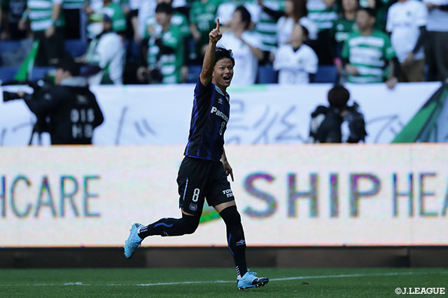 ペナルティエリア手前でボールを受けた小野瀬 康介が思い切りよく右足を振り抜く！これが決まりＧ大阪が先制点を挙げる【明治安田Ｊ１ 第33節 Ｇ大阪vs松本】