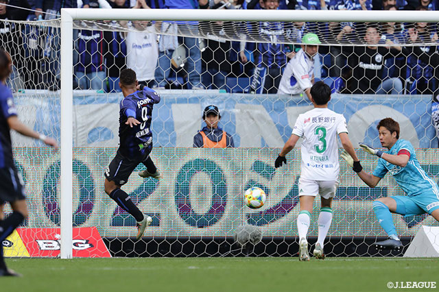 矢島の鋭いクロスに、DFとの駆け引きを制しファーサイドでフリーになったアデミウソンが押し込み、Ｇ大阪が4点目を獲得【明治安田Ｊ１ 第33節 Ｇ大阪vs松本】