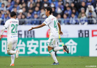 イズマが強引な仕掛けからクロスを送ると、水本 裕貴がボレーで合わせ松本が1点を返す【明治安田J1 第33節 G大阪vs松本】