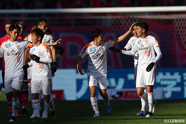 CKから混戦が生まれると、こぼれ球に反応したエウシーニョが右足を振り抜き、清水が先手を奪う【明治安田Ｊ１ 第33節 Ｃ大阪vs清水】