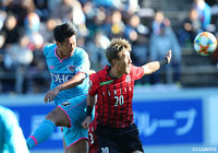 前半終了間際、小野のクロスに豊田 陽平(鳥栖)が頭で合わせるもシュートはGKにセーブされてしまう【明治安田J1 第33節 鳥栖vs札幌】