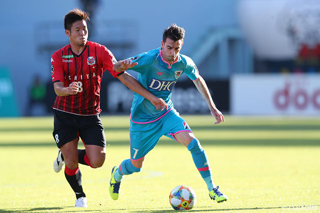 激しい競り合いをみせるイサック クエンカ（鳥栖）と深井 一希（札幌）【明治安田Ｊ１ 第33節 鳥栖vs札幌】