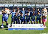 徳島のスターティングメンバー。左ウイングバックを務めていた杉本に代わり、島屋 八徳（#44）を起用【Ｊ１参入プレーオフ 1回戦 徳島vs甲府】