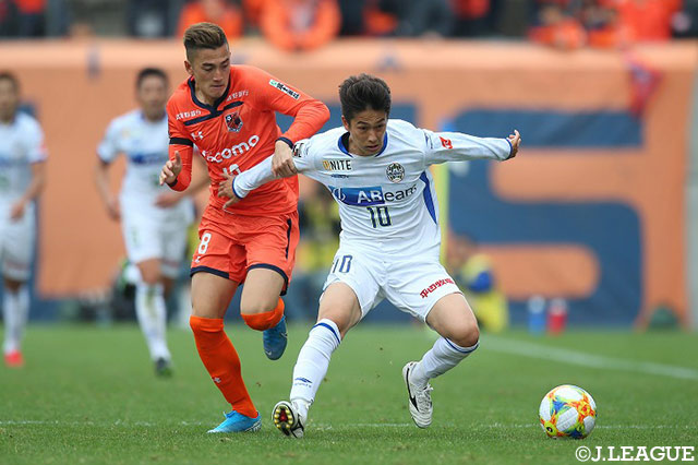井出 遥也（山形）とイッペイ シノヅカ（大宮）が激しい競り合いをみせる！【Ｊ１参入プレーオフ 1回戦 大宮vs山形】
