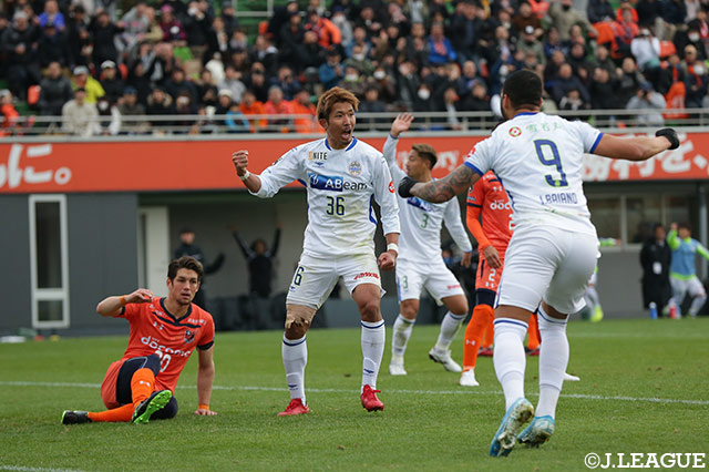 後半28分、オウンゴールでアウェイの山形が先制に成功する！【Ｊ１参入プレーオフ 1回戦 大宮vs山形】