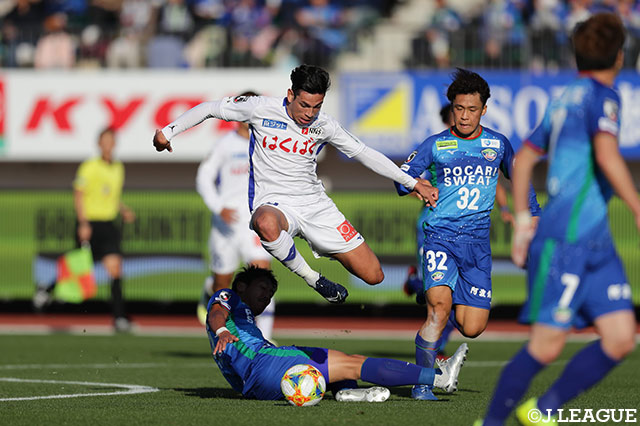 ドゥドゥ（甲府）ら前線の選手を投入し、攻勢を強めるも追加点を奪うことはできない【Ｊ１参入プレーオフ 1回戦 徳島vs甲府】